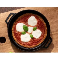 Ooni Gusseisenpfanne -Campingausrüstung backen braten schmoren servieren ooni gusseisenpfanne mit holzservierbrett 1000 3 25104