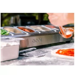 Ooni Pizzabelag-Container, Medium -Campingausrüstung edelstahl pizzabelag container mittelgross mit kunststoffdeckel ooni zubehoer 1000 2 25301