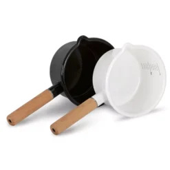 Petromax Emaille-Stieltopf, Schwarz, 1 Liter -Campingausrüstung emaille stieltopf petromax schwarz und weiss erhaeltlich holzgriff skala topfinnenseite campinggeschirr 1000 7 26166