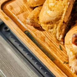 Ooni Ofenform Inklusive Schneidebrett Und Grillrost, Large -Campingausrüstung knuspriges haenchen zubereiten mit ooni ofenform duragrab griffe integrierte drainagekanaele zum einfangen des bratensaftes 1000 6 27314