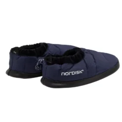 Daunenschuhe Nordisk Mos Down Slippers XL (44-46), Dress Blue -Campingausrüstung mos down slippers mit ultraweichem innenfutter widerstandfaehiges material blaue huettenschuhe nordisk logo 1000 2 26828