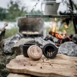 Petromax Handmörser Aus Gusseisen -Campingausrüstung petromax gusseisen handmoerser holzdeckel gewuerze mahlen outdoor kueche zubehoer 1000 5 27956