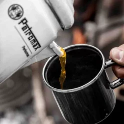 Petromax Handkaffeemühle -Campingausrüstung petromax handkaffemuehle beim campen auf reisen kaffee zubereiten 1000 8 27924