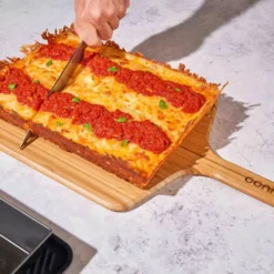 Ooni Detroit Pizzablech, Large -Campingausrüstung pizza klassiker aus den usa einfach zubereiten mit ooni zubehoer edelstahlpizzablech mit deckel 1000 8 27319
