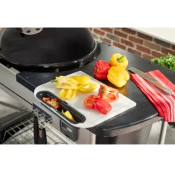 Weber Cut & Catch Schneidebrett Mit Auffangbehälter -Campingausrüstung weber seitentisch erweiterung schneidebrett fuer seitentische seitenablagen 1000 3 22153