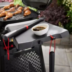 Weber Seitentisch-Set Für Gasgrill Q 1000-Serie 5 Weber Seitentisch-Set Für Gasgrill Q 1000-Serie -Campingausrüstung weber seitentisch set fuer q 1000 serie mehr flaeche zum vorbereiten und servieren 1000 2 28240